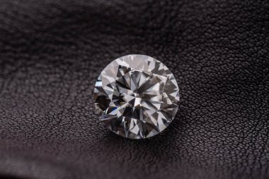 Deri arka planda lüks elmas