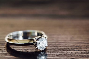 Güzel nikah yüzüğüne elmasla yakın çekim