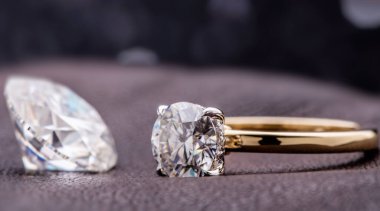 Güzel nikah yüzüğüne elmasla yakın çekim