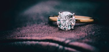 Elmas Nişan Yüzüğü. Lüks Değerli Yüzük