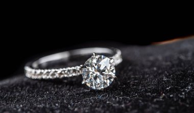 Siyah arkaplanda elmas yüzük