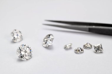 Beyaz arkaplanda elmaslar 