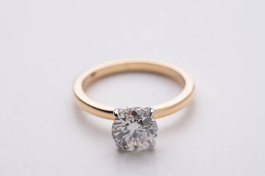 Beyaz arkaplanda elmaslarla izole edilmiş altın yüzük