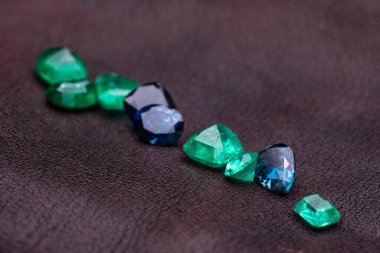 Mavi ve yeşil doğal altın safir seti.