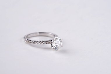 Beyaz arkaplanda elmas izole edilmiş altın yüzük