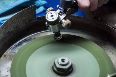 Kuyumcu büyüteçle çalışıyor.