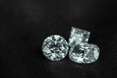 Siyah arka plan üzerine lüks elmas