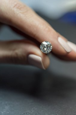 Elmaslı cımbız tutan kadın.