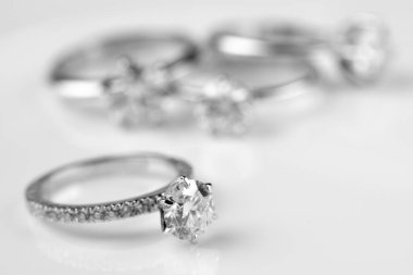 Nişan yüzüğü beyaz arkaplanda