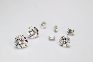 Beyaz arkaplanda elmaslar 