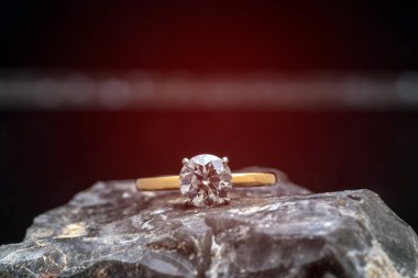 Nikah yüzüğüne elmasla yakın çekim 