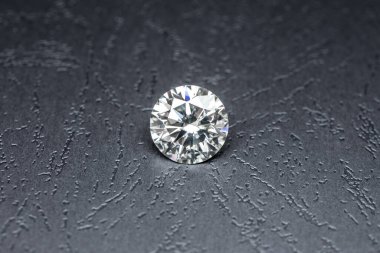 Arkaplanda parlak beyaz elmas