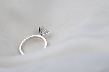 Nişan yüzüğü beyaz kumaşta.