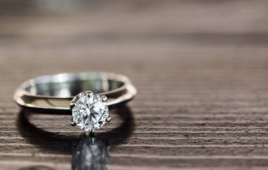 Güzel nikah yüzüğüne elmasla yakın çekim