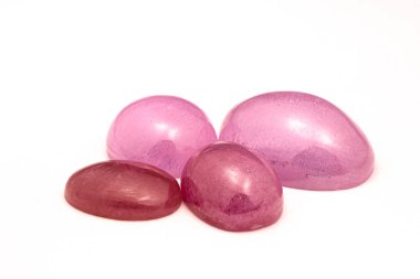 Beyaz arkaplanda pembe değerli taşlar 