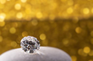 Bokeh arka planında taşlı lüks elmas