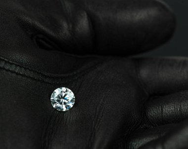 Lüks eldiveni olan deri eldivenli bir kadın.