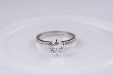 Nişan yüzüğü beyaz tabakta.