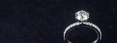 Siyah taşlı gümüş bir yüzük.