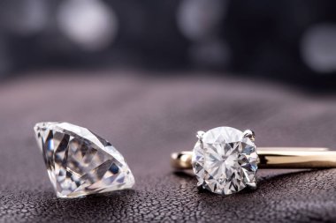 Güzel nikah yüzüğüne elmasla yakın çekim