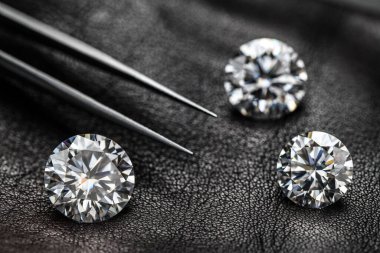 Deri arka planda lüks elmaslar