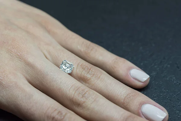 Жіночі Руки Розкішним Алмазом — стокове фото