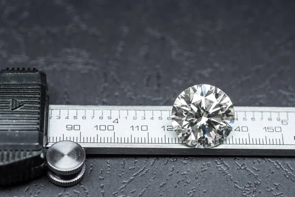 Diamante Branco Brilhante Com Régua Sobre Fundo Texturizado — Fotografia de Stock