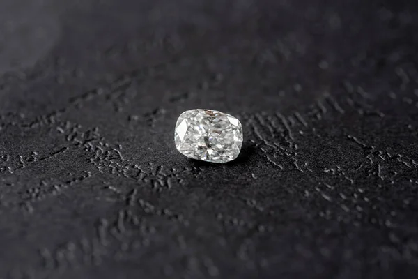 美しいダイヤモンドの宝石を背景に クローズアップ — ストック写真