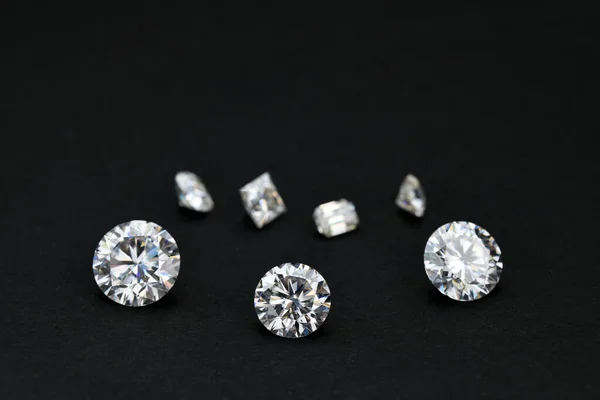 Siyah arkaplanda elmaslar 