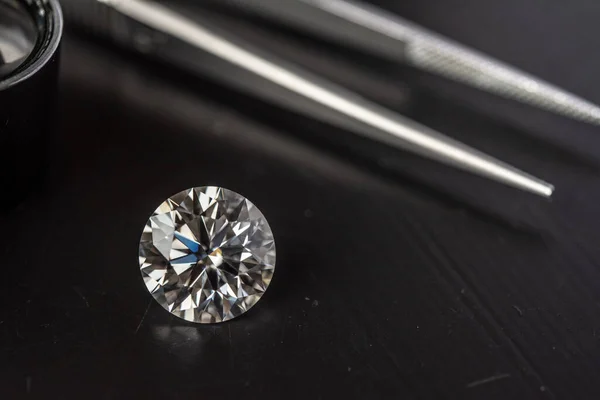 Lyx Diamant Med Pincett Svart Bakgrund — Stockfoto