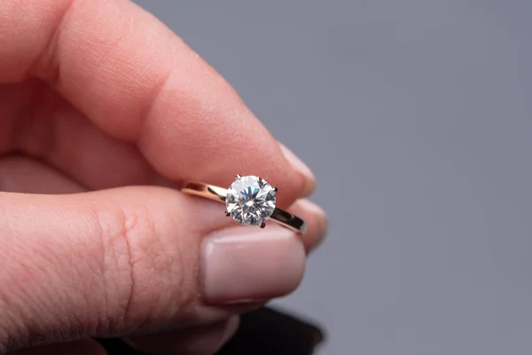 Розкішний Діамант Смарагдовим Кільцем — стокове фото