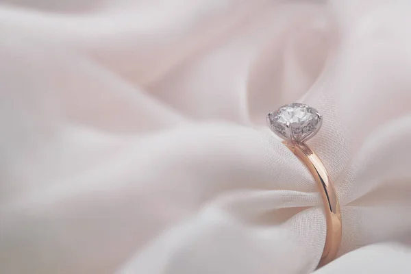 İpek kumaşlı zümrüt yüzük