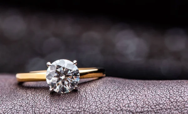 Güzel nikah yüzüğüne elmasla yakın çekim