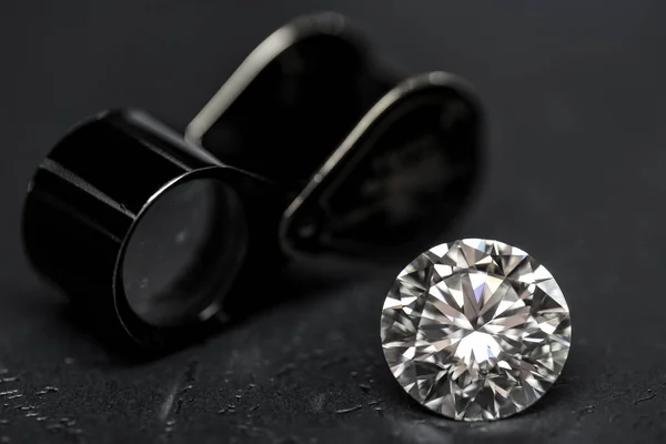 Diamant Blanc Brillant Avec Loupe Sur Fond Texturé Noir — Photo