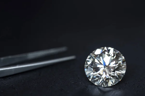 Diamante Blanco Brillante Con Pinzas Sobre Fondo Negro —  Fotos de Stock