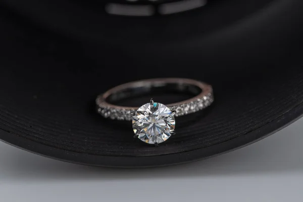 Förlovning Diamant Ring Och Smycken Loupe — Stockfoto