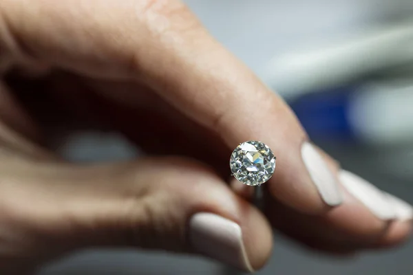 Vrouwelijke Handpincet Met Diamant — Stockfoto
