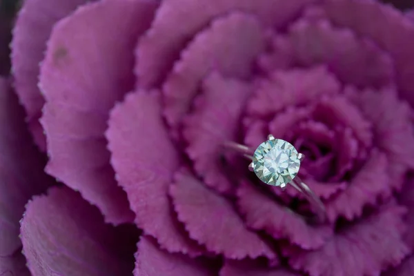 Anel Diamante Noivado Bela Flor — Fotografia de Stock
