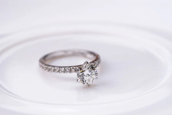 Pierścień Diamentowy Zaręczynowy Białej Płycie — Zdjęcie stockowe