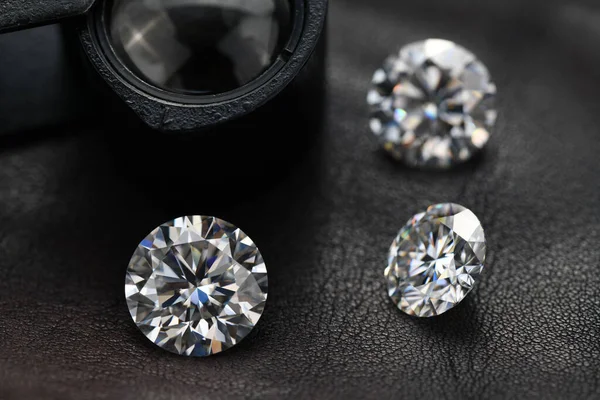 Diamantes Luxo Sobre Fundo Couro — Fotografia de Stock
