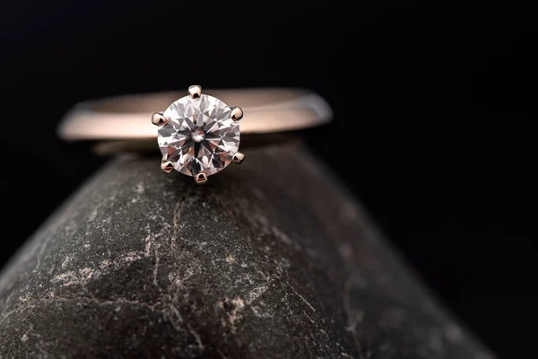石の上の婚約指輪 — ストック写真