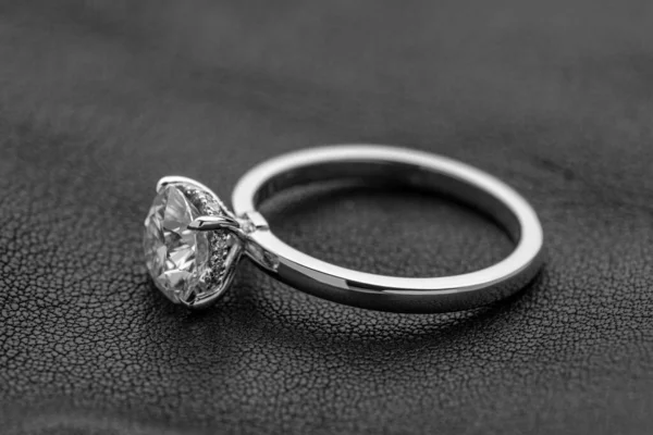 Närbild Vacker Vigselring Med Diamant — Stockfoto