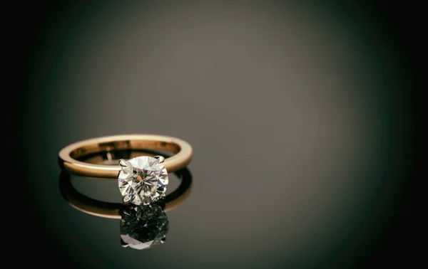 Elmas Nişan Yüzüğü. Lüks Değerli Yüzük