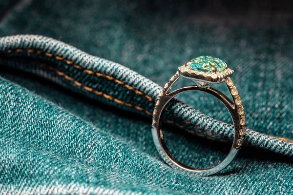 Anel Prata Com Grande Jóia Verde Pequenos Diamantes Que Colocam — Fotografia de Stock