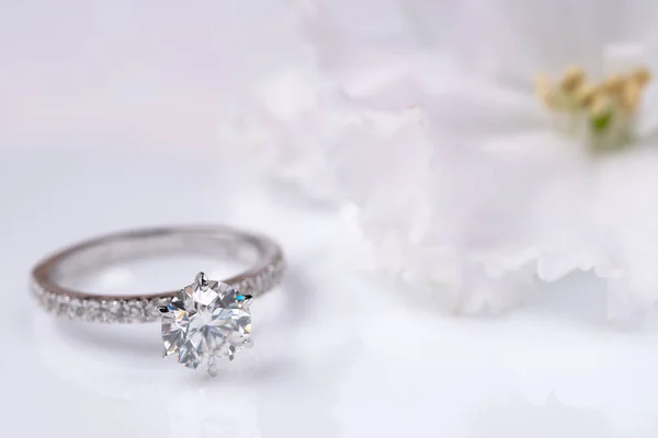Förlovning Diamant Ring Vit Bakgrund Med Blomma — Stockfoto