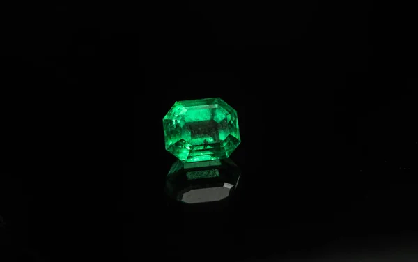 Natural Emerald Gemstone Precious Loose Stone — Stock Photo, Image