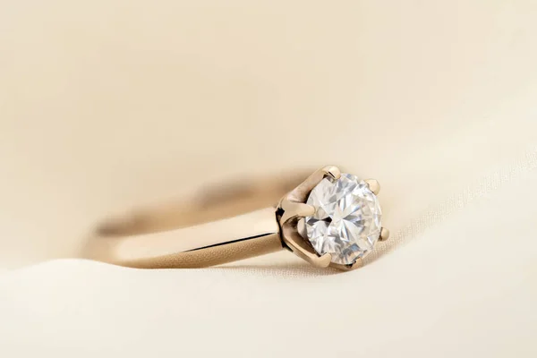 Tekstil arka planında nişan yüzüğü