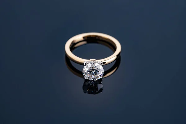 钻石订婚戒指豪华珍贵戒指 — 图库照片