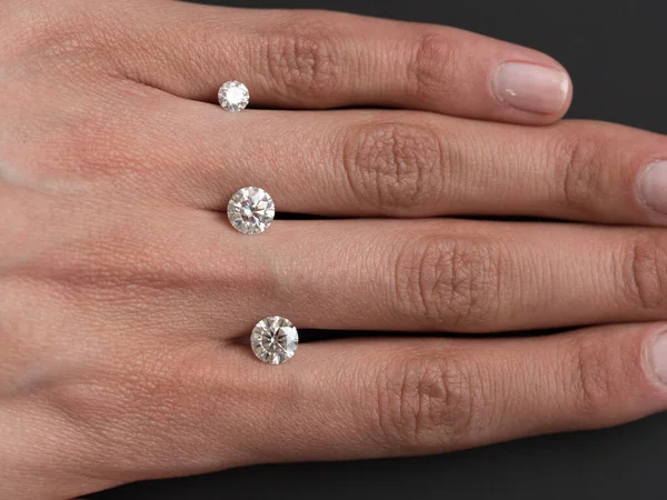 Vrouwelijke Hand Met Luxe Diamanten — Stockfoto