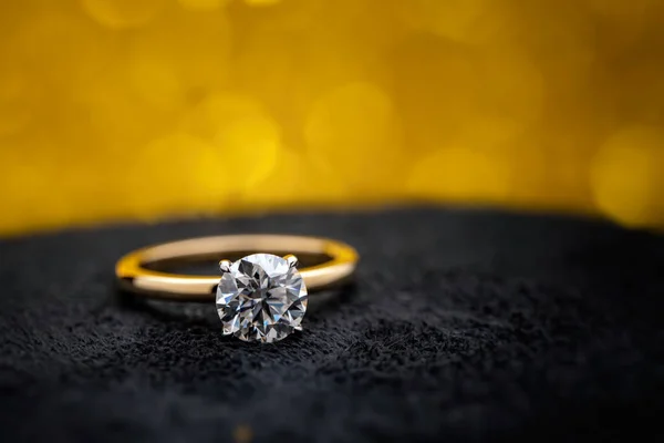 Güzel nikah yüzüğüne elmasla yakın çekim